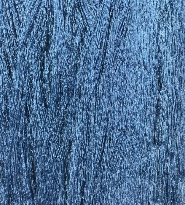 藍染された浅葱色（あさぎいろ）の糸