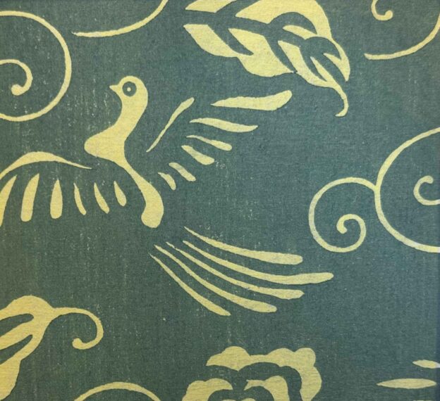 麹塵（きくじん）・山鳩色（やまばといろ）の色合いと山雀唐草文様