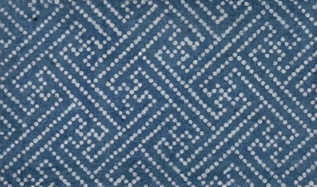 紗綾形（さやがた）に彫られた型紙を使用して染められた小紋