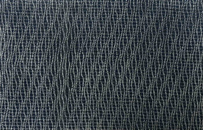 錐彫りされた伊勢型紙を使用して染められた立湧文(たてわくもん)