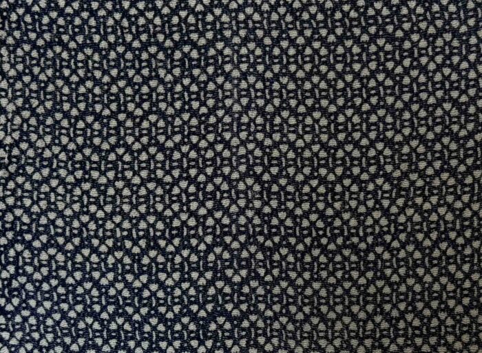 道具彫りで彫られた伊勢型紙を使用して染色された布