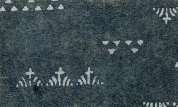 絵革（画革）,白く小さな菖蒲の模様（小紋柄）が染め抜かれた菖蒲革・菖蒲文
