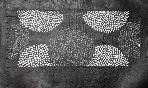 注染を染める伊勢型紙（いせかたがみ）