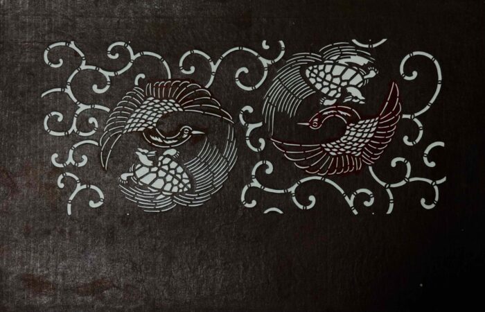 鶴亀文(つるかめもん)に唐草模様が彫られた伊勢型紙
