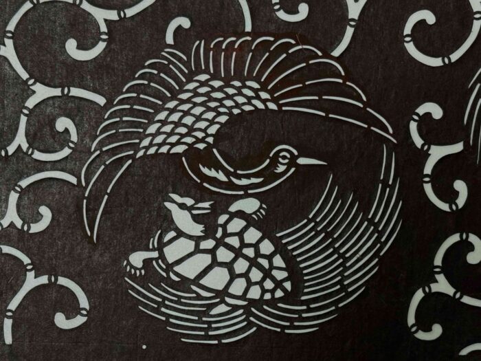 鶴亀文(つるかめもん)に唐草模様が彫られた伊勢型紙