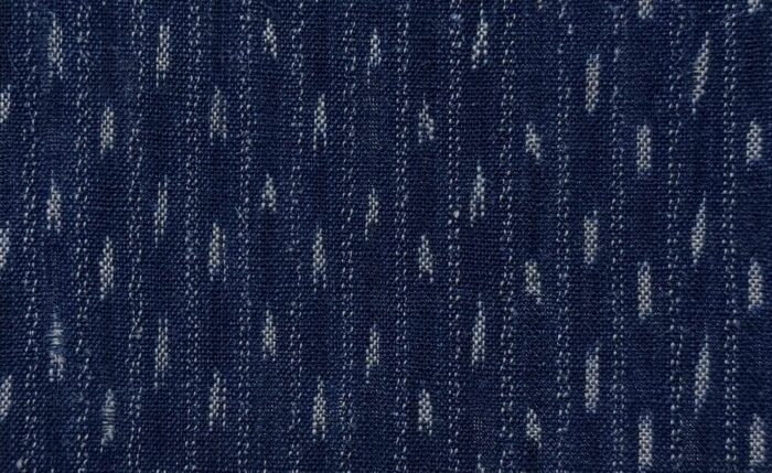 紺地に白の絣模様を表した織物を、紺絣（こんがすり）