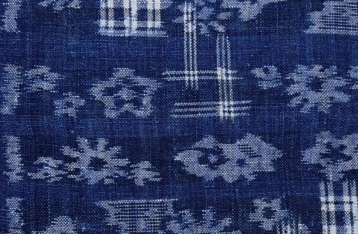 絣(かすり)文様が織り込まれた織物