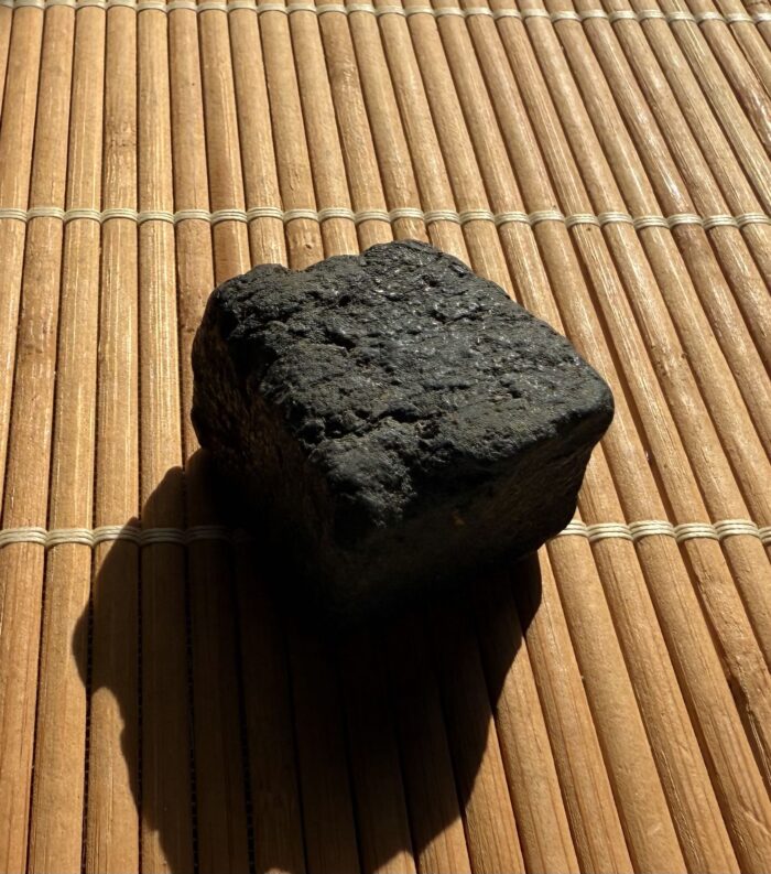 蒅が固められてから、小さくカットされた藍玉（あいだま）,田中家住宅所蔵