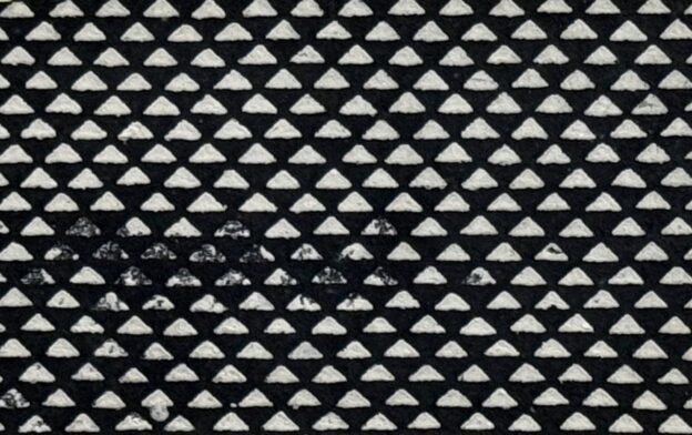 三角形の頂点が重なるように組み合わされた鱗文様（うろこもんよう）