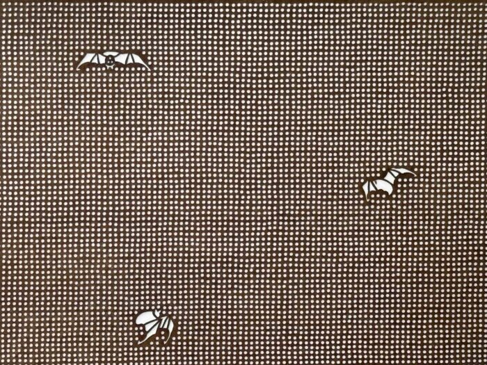 コウモリ（蝙蝠）がモチーフとなった文様が彫られ伊勢型紙