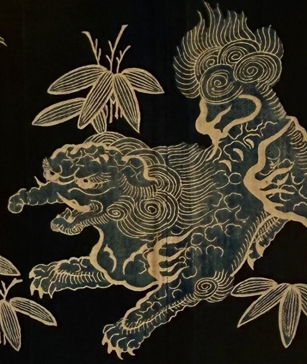 布団地の文様に筒描きで表現された獏（ばく）