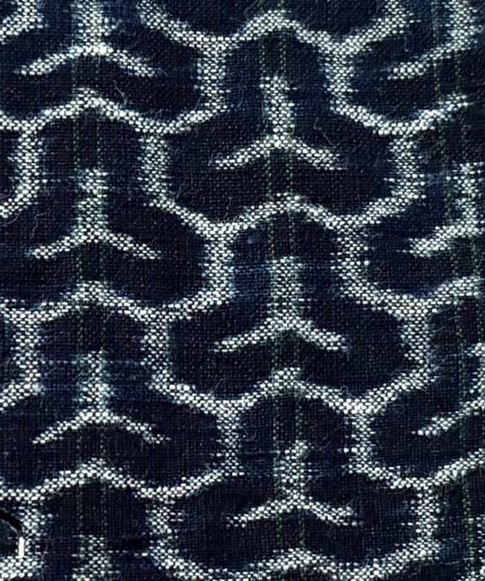 絣で織られた毘沙門亀甲（びしゃもんきっこう）文様