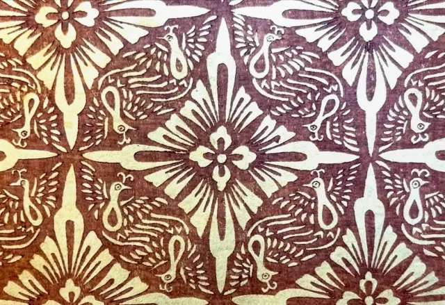 Bird Diagonal-Band Motif (Toridasuki)

https://iroai.jp/toridasuki/

In Japanese art, subjects inspired by nature — known as kacho fugetsu (“flowers, birds, wind and moon,” evoking landscapes and the changing seasons) — have long been central themes.

The Bird Diagonal-Band Motif (Toridasuki) is one traditional textile pattern featuring flowers and birds.

This motif shows pairs of birds back to back, arranged in a circle, with small motifs like koaoi (small hollyhock) or hanabishi (floral diamonds) inside.

デザインにおける鳥襷文（とりだすきもん）

日本画の題材は、古くから花鳥風月が中心となり、染織品の模様にも花や鳥をテーマにした作品が多く作られてきました。

鳥が表現される模様として知られている伝統的なデザインに、「鳥襷文（とりだすきもん）」があります。

鳥襷文は、鳥を背中合わせに一組にし、四方に配して円形を作り、その中に小葵や花菱などが入れられて表現されます。

#bird  #kimono #craftsmanship #japaneseculture #textile #indigo #art #design #craft

#鳥襷 #染織 #染色 #色合い #デザイン #模様 #文様 #友禅 #テキスタイル #藍染 #花鳥風月