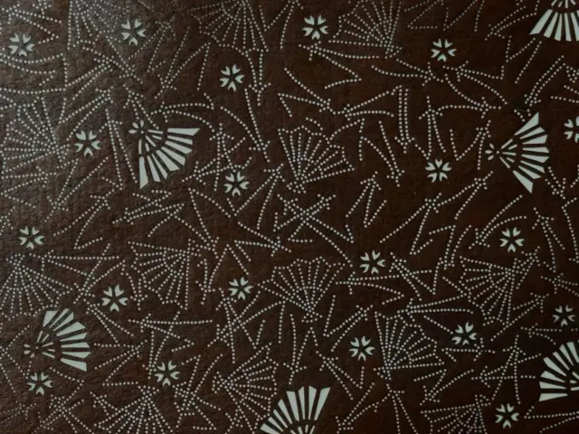 Fan Motifs in Design – Vol.2

https://iroai.jp/ogi/

Fans (Ougi) have traditionally been used in ceremonies and to stay cool during the summer.

When opened, a fan spreads out widely, which has long been seen as a symbol of good luck and prosperity.
Because of this, fan motifs have become popular as auspicious designs, representing good fortune and the flourishing of future generations.

扇文（おうぎもん）– Vol.2

扇（おうぎ）は、儀式の際や夏の暑さに対して涼むために用いられてきた道具です。
扇を広げると末広がりになるところから、開運や子孫繁栄の願いと共に、縁起のよい吉祥文様として親しまれてきました。

#iroai #paperstencils #paperstencil #isekatagami #kimono #craftsmanship #japaneseculture #textile #katazome #indigo #art

#扇 #伊勢型紙 #染め型紙 #型紙 #染織 #染色 #色合い #デザイン #模様 #文様 #友禅 #テキスタイル #藍染
