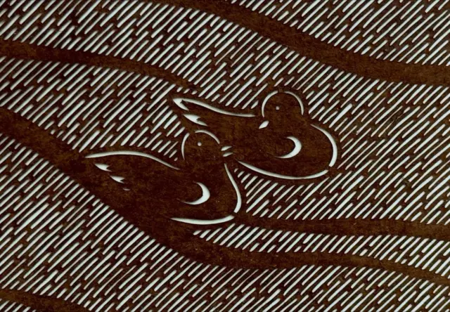 Mandarin Duck Motif (Oshidori Mon)

https://iroai.jp/mandarin-duck/

The male mandarin duck is especially striking, with its colorful plumage, distinctive side feathers, and a crest on the back of its head.

In ancient China, the mandarin duck symbolized marital harmony, and this idea was adopted in Japan as well. 

The image of two ducks side by side came to represent a harmonious couple, and the birds’ beautiful wings were stylized into decorative patterns.

By the Edo period, the motif had become a symbol of an ideal marriage and was commonly used in bridal garments and nightclothes.

鴛鴦模様（おしどりもよう）・鴛鴦文（おしどりもん）

鴛鴦（オシドリ）は、オスの姿が特に美しく、多彩な羽根色や脇腹の銀杏羽（いちょうばね）、後頭部の冠羽（かんう）が特徴的です。

中国古代では、鴛鴦は夫婦円満の象徴とされ、日本でもこの思想を受け、二羽の鳥が翼を並べることによる男女の仲睦まじい様子を象徴したり、翼の美しさをモチーフにして模様化されました。

江戸時代には、夫婦円満の理想像として、嫁入り衣装や夜着のデザインにも用いられました。

#MandarinDuck  #paperstencils #paperstencil #isekatagami #kimono #craftsmanship #japaneseculture #textile #katazome  #art #design #craft #shibori

#鴛鴦  #伊勢型紙 #染め型紙 #型紙 #染織 #染色 #色合い #デザイン #模様 #文様 #友禅 #テキスタイル